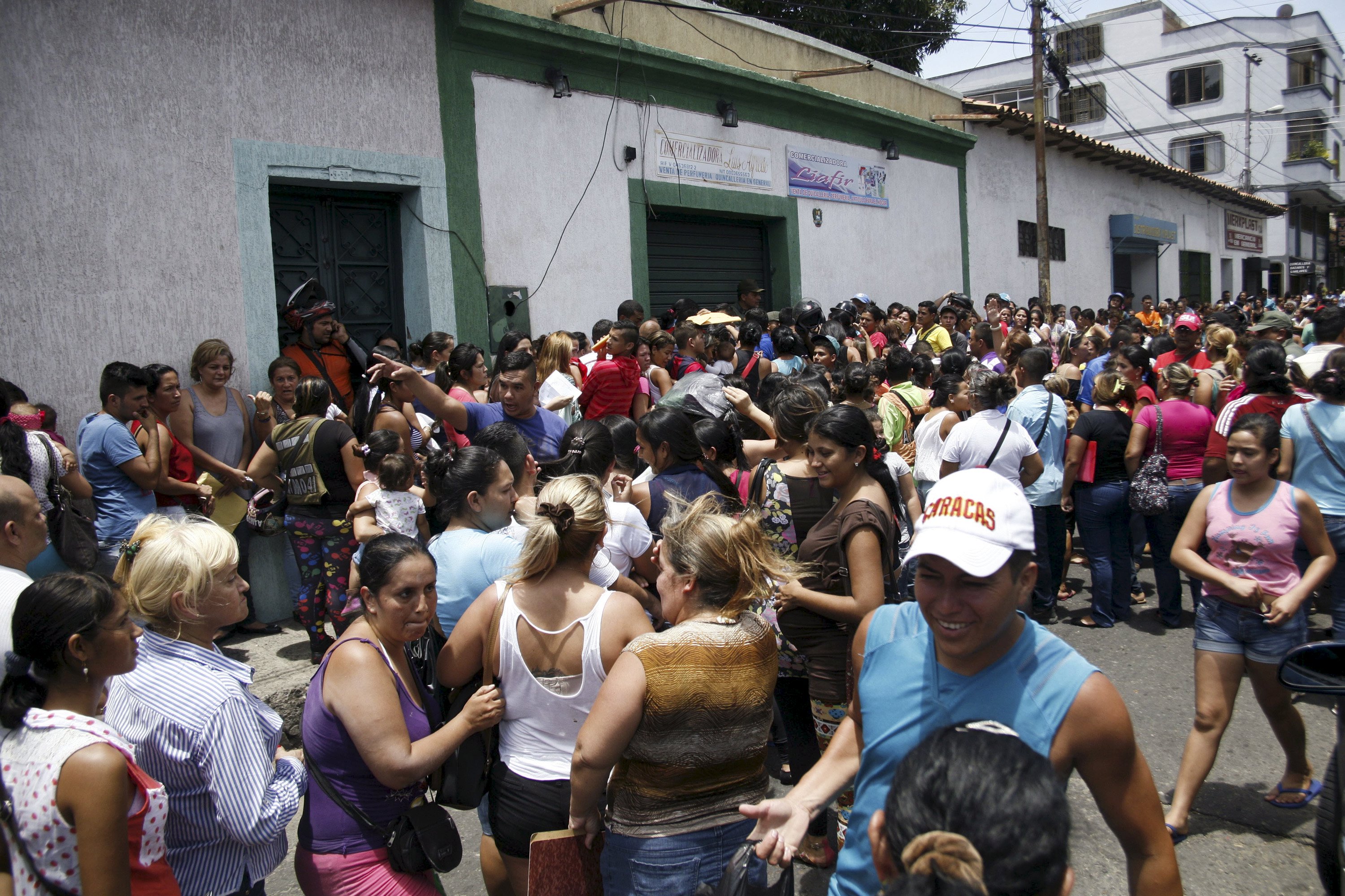 Si está cerrada la frontera ¿por qué hay colas en los supermercados del Táchira?