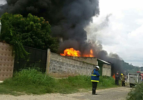 Incendio consumió galpón de pinturas y solventes en Carabobo