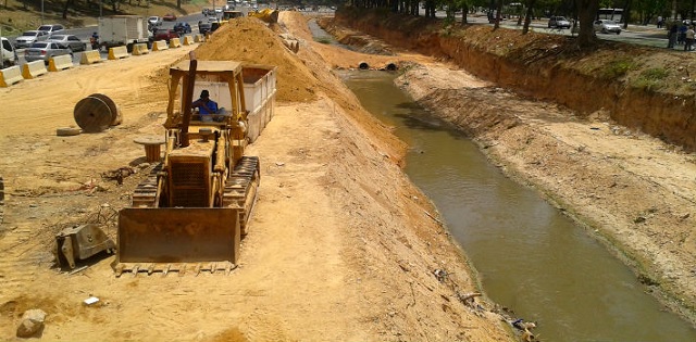 Con la ampliación de la Autopista Valle-Coche se está interviniendo el cauce del Río El Valle, lo cual causará un inminente desbordamiento (PanAm Post)