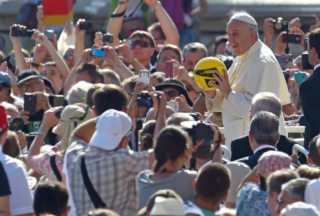 El papa Francisco a su llegada a la audiencia general del miércoles en la plaza de San Pedro en el Vaticano hoy, 26 de agosto de 2015. EFE/Ettore Ferrari