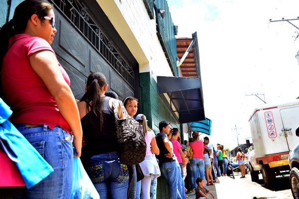 Cuatro horas de cola hacen en Rubio para comprar comida