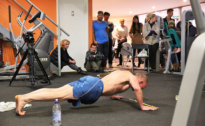 Hombre de 50 años realizó 2.220 flexiones en una hora (Video)