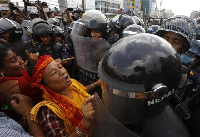 Nepalíes hinduistas se enfrentan a la policía durante una protesta para solicitar que el país sea declarado en la Constitución como una nación hindú, en Katmandú, Nepal, hoy, 1 de septiembre de 2015. Los principales partidos de Nepal anunciaron ayer que continuarán su carrera hacia la promulgación de la Constitución a pesar de la oposición de formaciones minoritarias. A mediados de junio y tras el terremoto que dejó 9.000 muertos en la nación del Himalaya, los partidos mayoritarios acordaron avanzar hacia una Constitución, tarea pendiente en el país desde que en 2008 se puso fin al régimen monárquico hindú. EFE/NARENDRA SHRESTHA