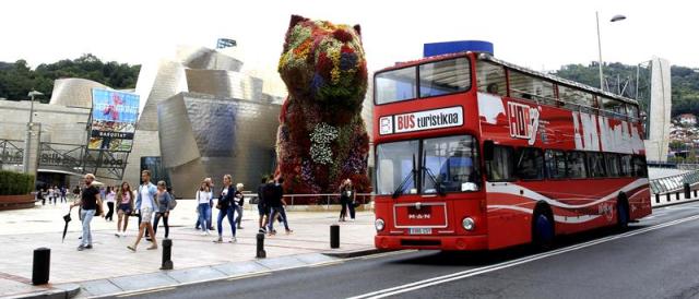 El verano de 2015 ha sido el mejor de la historia del Museo Guggenheim Bilbao en cuanto a cifra de visitantes, ya que durante julio y agosto un total de 317.775 personas han recorrido la pinacoteca, lo que supone 37.688 personas más -un 13 %- que el verano de 2014. EFE/LUIS TEJIDO