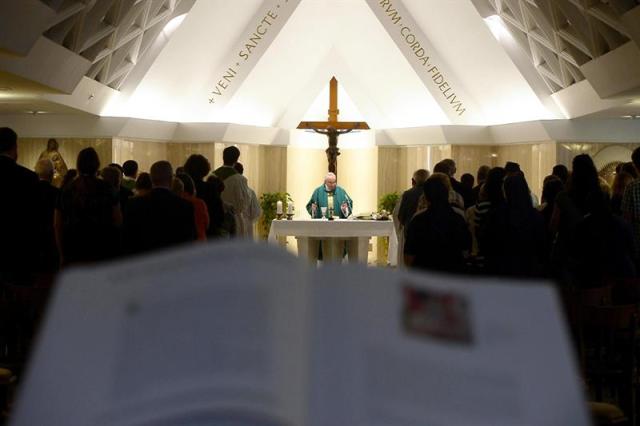 El papa ofrece una misa en Santa Marta en el Vaticano ayer 31 de agosto de 2015. EFE/Osservatore Romano / Handout