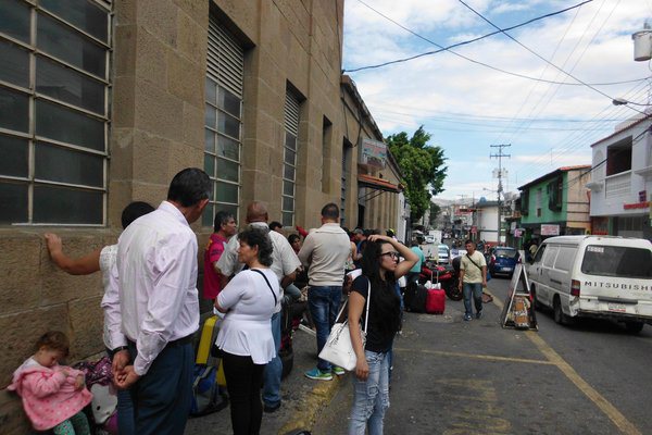 Los viajeros con pasaporte pudieron cruzar de nuevo la frontera este lunes. (Foto/ José G. Hernández)