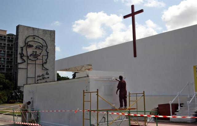 Obreros dan los toques finales este martes 1 de septiembre de 2015 a las obras del altar donde oficiará una misa el papa Francisco, en la plaza de la Revolución de La Habana (Cuba). A menos de veinte días de la llegada del papa Francisco, La Habana se concentra en los preparativos para recibirle: en la plaza de la Revolución ya está instalado el altar desde el que oficiará una misa multitudinaria y se limpian calles y fachadas de las iglesias por las que pasará. También se arregla el pavimentado de las calles que recorrerá y los edificios más deteriorados, principalmente en La Habana Vieja, el casco histórico de la ciudad donde se celebrarán actos como una misa en la Catedral y un encuentro con jóvenes, en la tarde del 20 de septiembre. EFE/Alejandro Ernesto