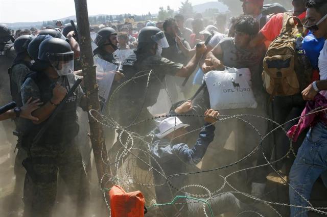 Varios refugiados intentan cruzar la frontera entre Macedonia y Grecia cerca de Gevgelija, Macedonia, el 2 de septiembre del 2105. En la ruta de los Balcanes los refugiados suelen pasar por Grecia, Macedonia y Serbia antes de entrar en Hungría, el primer país de la Unión Europea al que llegan y desde el que aspiran a continuar viaje sobre todo hacia Alemania o Suecia. EFE/Valdrin Xhemaj