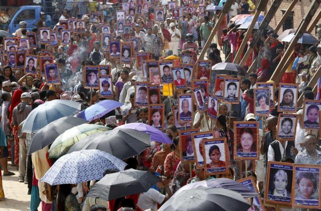 Familiares y amigos asisten a una ceremonia en recuerdo a las víctimas del terremoto del pasado 25 de abril hoy, 2 de septiembre 2015. EFE/Narendra Shrestha