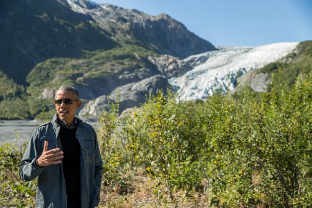 El presidente Barack Obama habla con la prensa mientras camina hacia el glaciar Exit en Seward, Alaska, el martes 1 de septiembre de 2015. De acuerdo a una investigación del Servicio de Parques Nacionales, el glaciar se ha contraido casi 2 kilómetros (1,25 millas) en los últimos 200 años. Obama realiza una histórica gira de 3 días por Alaska con la intención de mostrar solidaridad con un estado a menudo pasado por alto por Washington, mientras utiliza su majestuoso pero deteriorado paisaje para hacer un llamado a combatir el cambio climático. (Foto AP/Andrew Harnik)