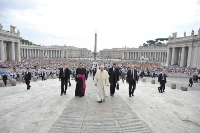 El papa Francisco durante la audiencia general de los miércoles en la plaza de San Pedro en el Vaticano hoy, 2 de septiembre de 2015. EFE/Osservatore Romano