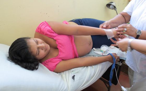 Una joven embarazada recibe atención en un centro de salud de Nicaragua. / CYNTHIA FLORES MORA / BANCO MUNDIAL