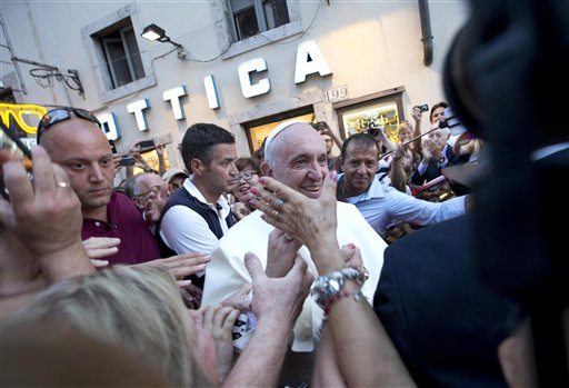 El papa Francisco sale del Vaticano: Se probará lentes nuevos