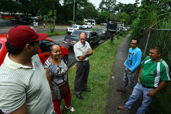 La cola de carros para comprar batería pasa por el Hospital Central y recorre prácticamente toda la avenida Lucio Oquendo. (Foto/omar hernandez)