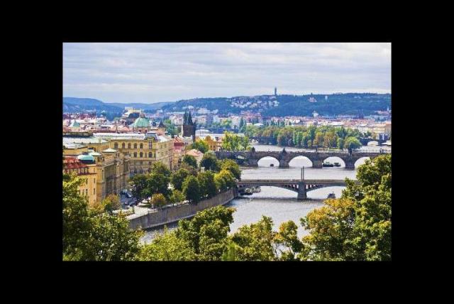 Praga en República Checa Tienes que recorrer desde la ciudad vieja, a la que llaman Stare Mesto, hasta apreciar el conjunto monumental del castillo de Praga, Prazsky hrad, en lo alto del barrio de Mala Strana. Tienes que probar su comida y platicar son sus habitantes para que te cuentes algunas leyendas e historias.