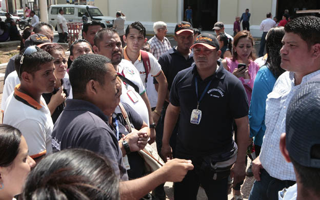 MARACAIBO VENEZUELA 04/09/2015 TRABAJADORES DE DISTINTOS SUPERMERCADOS SE CONCENTRARON A LAS AFUERAS DE LA GOBERNACION DEL ZULIA EN FORMA DE PROTESTA TRAS SER BLOQUEADOS IMPIDIENDOLES ASI LA COMPRA DE PRODUCTOS EN LA GRAFICA TRABAJADORES PROTESTANDO PLAZA BOLIVAR