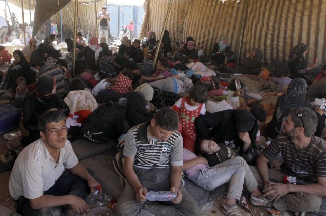 JNS08. MAFRAQ (JORDANIA), 27/08/2012.- Refugiados sirios descansan a su llegada al campo de refugiados de Mafraq, Jordania, hoy, lunes 27 de agosto de 2012. El Gobierno jordano alertó ayer sobre la afluencia cada vez mayor de refugiados sirios a Jordania, que supera la capacidad de este país para atenderlos, después de que cruzaran la frontera más de 4.600 sirios en las últimas 48 horas.EFE/Jamal Nasrallah