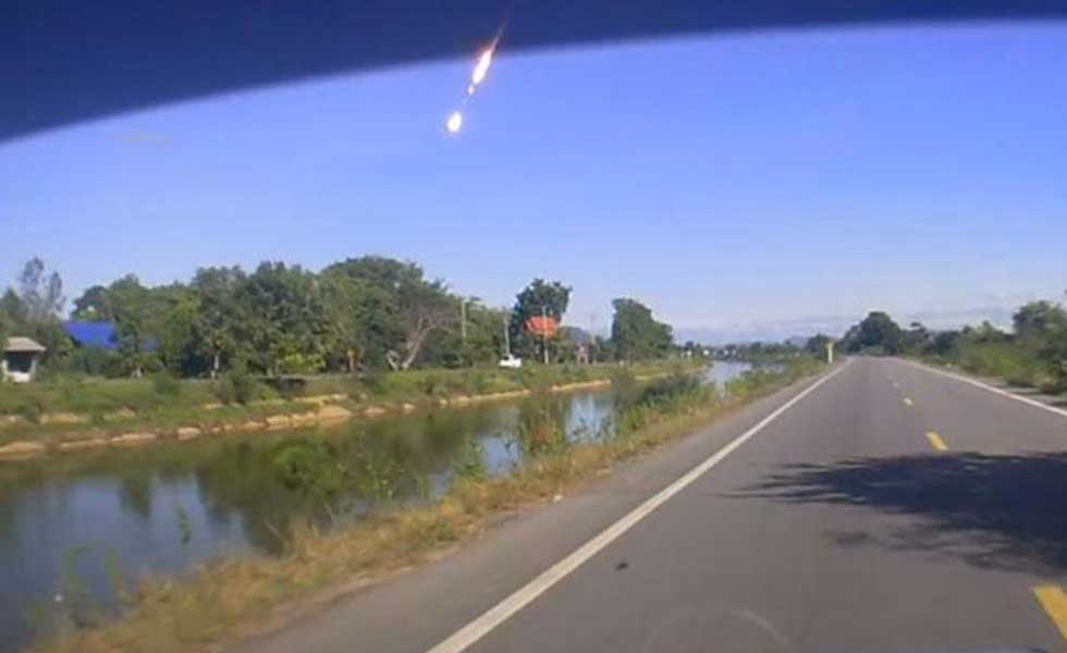 Caída de un meteorito crea alarma social en Bangkok (Video)