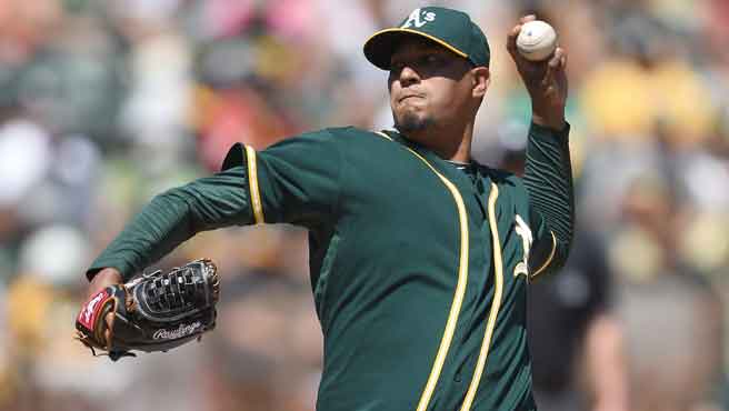 Félix Doubront le ganó el duelo a Mike Fiers