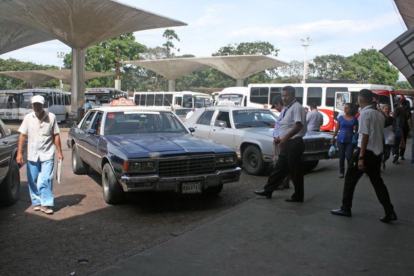 Más de mil transportistas que van a Cúcuta están afectados por el cierre de la frontera