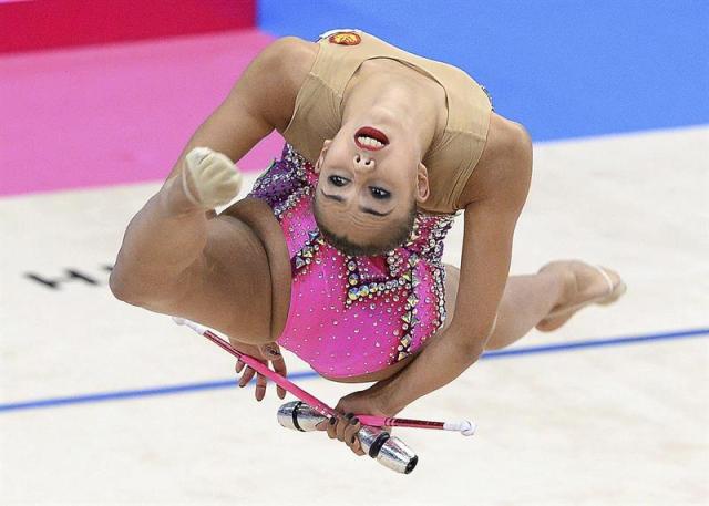 La rusa Margarita Mamun realiza su ejercicio durante la clasificación individual de clubes en los Mundiales de Gimnasia Rítmica en Stuttgart (Alemania) hoy, 10 de septiembre de 2015. EFE/Bernd Weissbrod