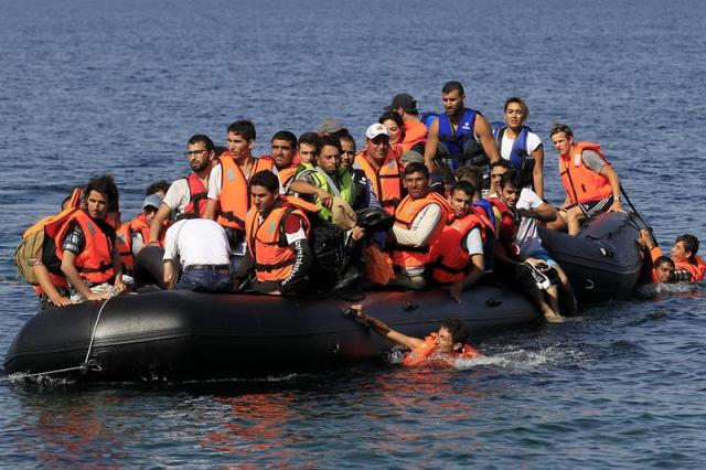 Varios refugiados sirios llegan en una lancha neumática a la costa de Mitilene, en la isla de Lesbos, Grecia, hoy 10 de septiembre de 2015. Alrededor de 3.000 refugiados procedentes de Turquía desembarcan a diario en Lesbos, una escala más de su larga travesía hacia países del norte y centro de Europa. EFE/ORESTIS PANAGIOTOU