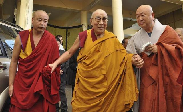 El líder espiritual tibetano, el Dalai Lama (centro), a su llegada al templo Tsuglagkhang para impartir la última jornada de su curso religioso en McLeod Ganj en Dharamsala (India) hoy, 10 de septiembre de 2015. EFE/Sanjay Baid