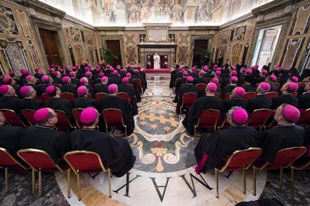 Fotografía facilitada por el Osservatore Romano que muestra a nuevos obispos durante su audiencia con el papa Francisco (centro, al fondo) en el Vaticano hoy, 10 de septiembre de 2015. EFE/Osservatore Romano