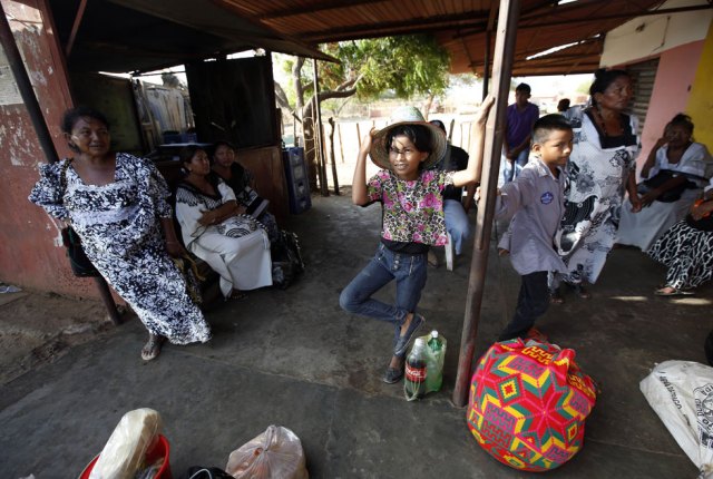 Una familia de la etnia wayúu descansa luego de cruzar desde Venezuela, en un puesto fronterizo no oficial, para acudir al funeral de un pariente, en Paraguachón, Colombia, el miércoles 9 de septiembre de 2015 (Foto AP/Fernando Vergara)