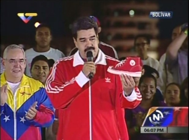 ¡Llegaron los pisos socialistas! Conozca los zapatos que presentó Maduro (VIDEO)