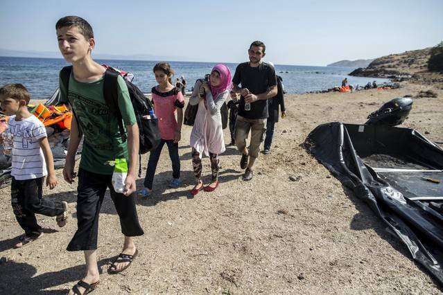 Una familia de Alepo tras desembarcar en la isla griega de Lesbos. - REUTERS /