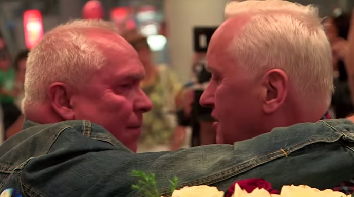 ¡Imperdible! Gemelos separados al nacer se reencuentran 70 años después (Video)