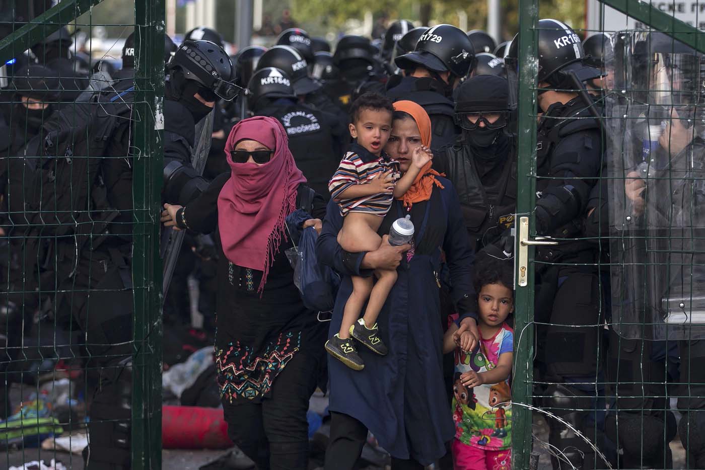 Violencia y tensión en la frontera húngara por el cierre del paso a los refugiados (Fotos)