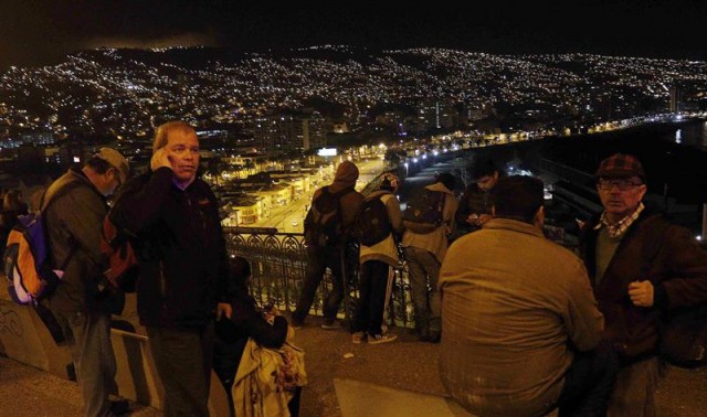 Un grupo de personas se concentra en el mirador Barón en la ciudad costera de Valparaiso, hoy 16 de septiembre de 2015, tras la alerta de tsunami decretado por las autoridades tras el terremoto de 7,9 en la escala de Richter que hoy afecto a la zona central de Chile. EFE/Raul Zamora