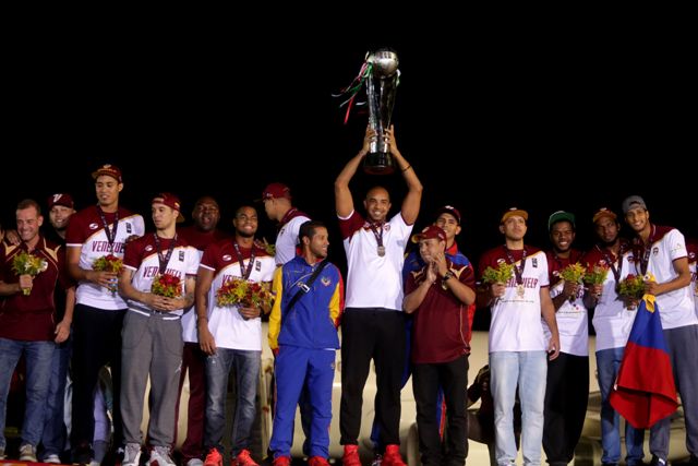 Foto: Arribo a Venezuela de la Selección Nacional de Baloncesto, tras su triunfo histórico en el Torneo Preolímpico Fiba América 2015. / AVN