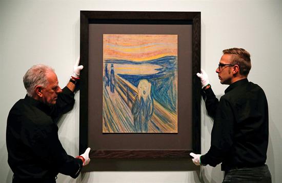 Foto: Empleados cuelgan la obra El grito, del noruego Edvard Munch, durante los preparativos para la exposición Munch Van Gogh en Ámsterdam (Holanda), hoy, 16 de septiembre de 2015. EFEBas Czerwinski