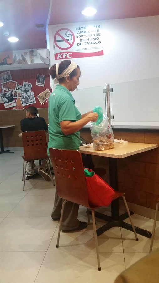 FOTOS: Una venezolana recogiendo sobras de un KFC… ¿hambruna en Venezuela?
