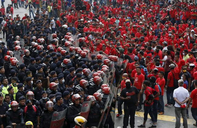 Foto: La policía antidisturbios protegen la entrada al barrio chino de "camisa roja" manifestantes durante una manifestación para celebrar el Día de Malasia y para contrarrestar una protesta masiva celebrada durante dos días el mes pasado que pidió la renuncia del primer ministro Najib Razak por un escándalo de corrupción, en la capital de Malasia de Kuala Lumpur 16 de septiembre de 2015. El gobierno de Malasia advirtió a los organizadores malayos de una manifestación masiva ponerse en marcha en Kuala Lumpur el miércoles para evitar insultos raciales y lemas que podrían aumentar las tensiones en la nación del sudeste asiático multiétnica. REUTERS / Olivia Harris