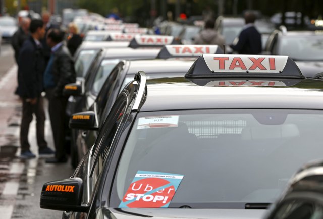 Foto: Los taxistas de toda Europa se alinean una calle durante una protesta contra la línea de distribución de viaje en compañía de Uber, en el centro de Bruselas, Bélgica, 16 de septiembre de 2015. REUTERS / Yves Herman