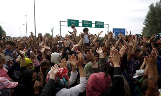 Foto: Migrantes gritan consignas como están delante de una barrera en la frontera con Hungría, cerca de la aldea de Horgos, Serbia, 16 de septiembre de gobierno derechista de 2015. Hungría cerró la ruta terrestre principal para los inmigrantes en la Unión Europea el martes, tomar el asunto en sus propias manos para detener la afluencia de refugiados de Europa. REUTERS / Stoyan Nenov