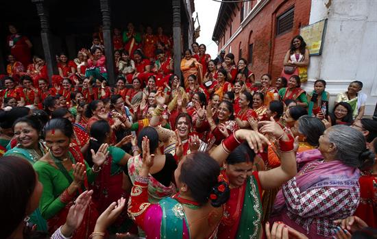 Foto: Mujeres nepalíes bailan con trajes tradicionales para honrar a Lord Shiva, dios de la Creación y la Destrucción, durante la celebración del Festival Teej en el templo de Pahupati en Katmandú (Nepal) hoy, 16 de septiembre de 2015. Las mujeres nepalíes celebran este festival por una larga y próspera vida de sus maridos, en el caso de las casadas, y las solteras para conseguir un buen marido. EFENarendra Shrestha