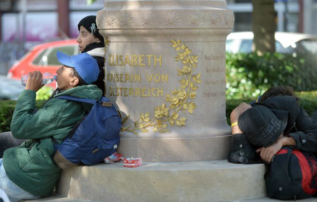 Refugiados descansan en los alrededores de la estación central de Salzburgo (Austria) hoy, 16 de septiembre de 2015. Hungría cerró el martes su frontera con Serbia, desde donde llegaron más de 170.000 refugiados en lo que va de año, que en su enorme mayoría siguieron hacia Alemania. Debido a las grandes cantidades de personas, Alemania y Austria han introducido controles fronterizos, una medida que han aplicado también otros países de la zona Schengen, de libre circulación comunitaria, como Eslovaquia, República Checa y Holanda. EFE/Barbara Gindl