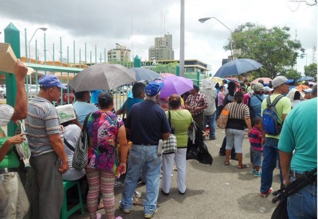 Continúan colas de día y de noche para comprar comida en Guayana