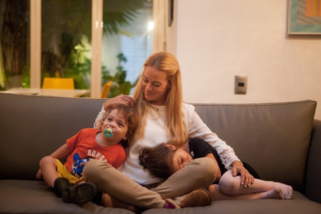 CAR104. CARACAS (VENEZUELA).- 13/11/2014.- Lilian Tintori, la esposa del dirigente opositor venezolano Leopoldo López, encarcelado desde hace casi nueve meses, habla acompañada de sus hijos Leopoldo Santiago (i) y Manuela (d) este, 12 de noviembre de 2014, durante una entrevista con Efe en Caracas (Venezuela). Tintori consideró que el líder de la plataforma política española Podemos, Pablo Iglesias, debe pedir la puesta en libertad de su marido. consideró que el líder de la plataforma política española Podemos, Pablo Iglesias, debe pedir la puesta en libertad de su marido. EFE/ MIGUEL GUTIERREZ