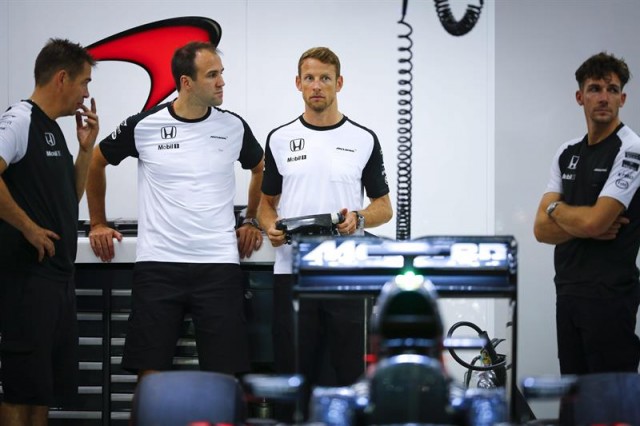 El piloto británico de Fórmula Uno, Jenson Button (2d) de McLaren Honda con un volante en el circuito de Marina Bay de Singapur el 17 de septiembre de 2015. EFE