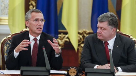 El presidente ucraniano, Petro Poroshenko (d), y el secretario general de la OTAN, Jens Stoltenberg, durante su reunión en Kiev (Ucrania), hoy, 22 de septiembre de 2015. En una rueda de prensa conjunta posterior, ambos consideraron prematuro el ingreso ala Alianza Atlántica de Ucrania. "Ucrania está ahora concentrada en las reformas, en la modernización de sus Fuerzas Armadas. Cuando complete las reformas, podrá decidir si quiere presentar una solicitud para el ingreso en la OTAN", dijo Stoltenberg ante los medios. EFE/Sergey Dolzhenko