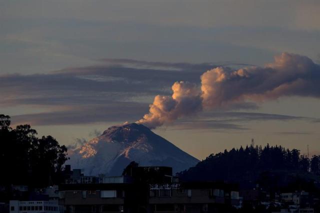 Vista del volcán Cotopaxi hoy, jueves 24 de septiembre de 2015, desde Quito (Ecuador). El Cotopaxi presentó hoy una emisión de gases y vapores. EFE/José Jácome