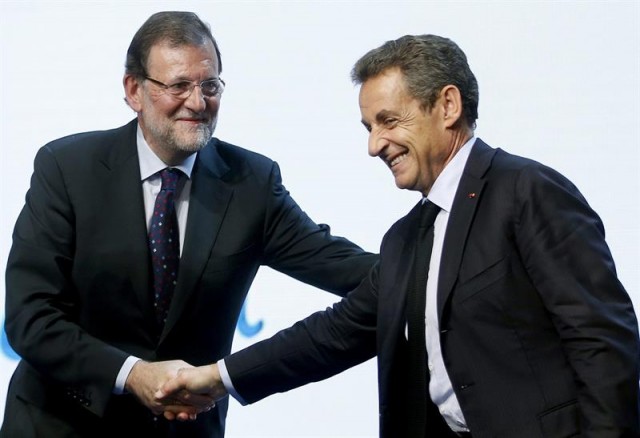 El presidente del Gobierno y del PP, Mariano Rajoy (i), estrecha la mano del expresidente francés Nicolas Sarkozy (d), durante el acto de cierre de campaña del PP para las elecciones del 27S, hoy en Barcelona. EFE/Andreu Dalmau