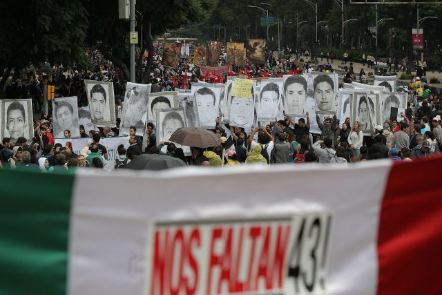 Hallan cuatro cuerpos en zona donde población pidió buscar a 43 jóvenes mexicanos