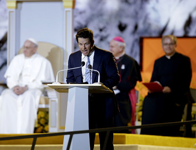 La broma que le hizo Mark Wahlberg  al papa Francisco (Video)